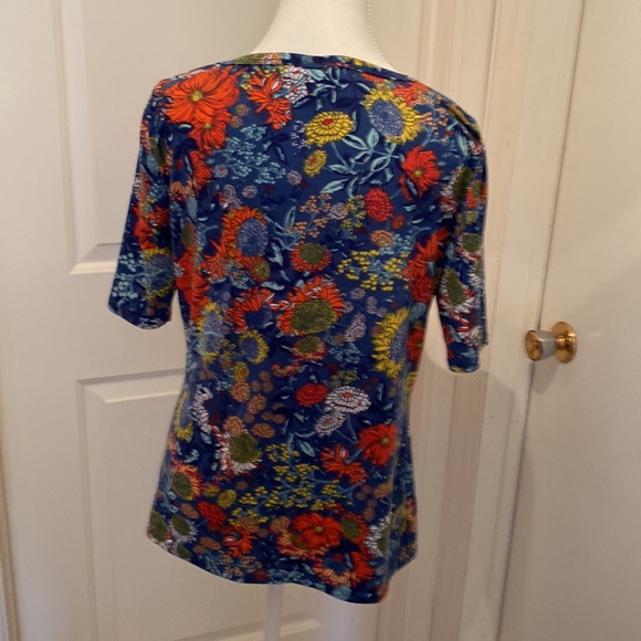 Ladies top, very soft. - Picture 2 of 3